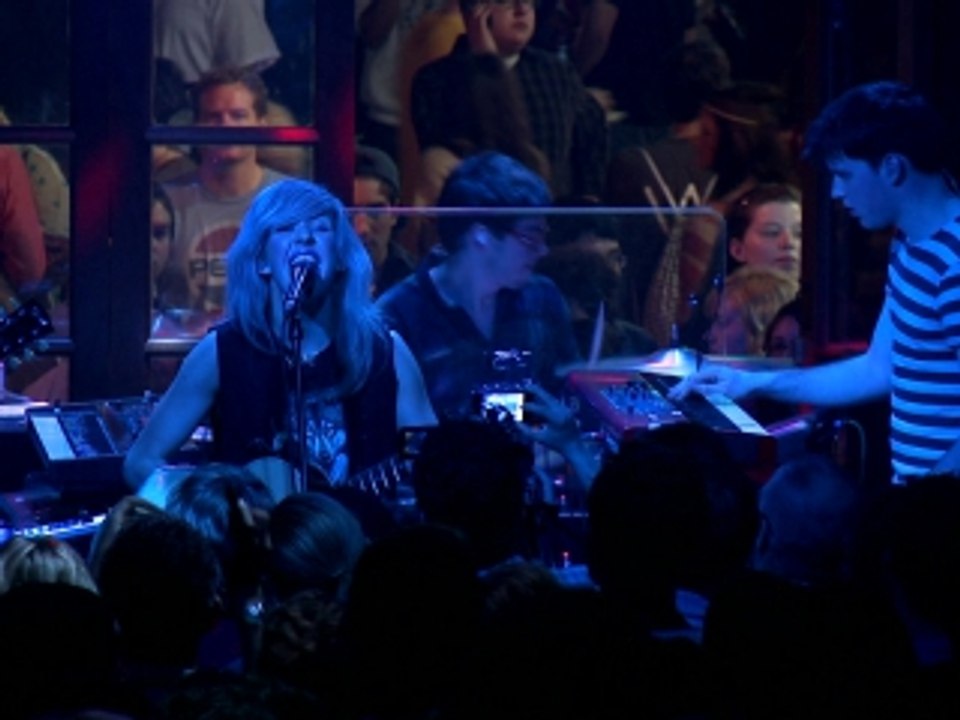 Ellie Goulding - Exclusive Interview & Live Performance