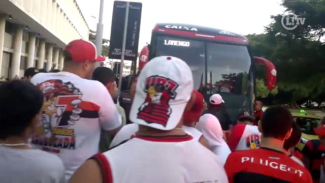 Virando rotina! Flamengo desembarca no Rio sob protesto