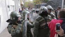 La marcha de profesores en Santiago se salda con arrestos y enfrentamientos