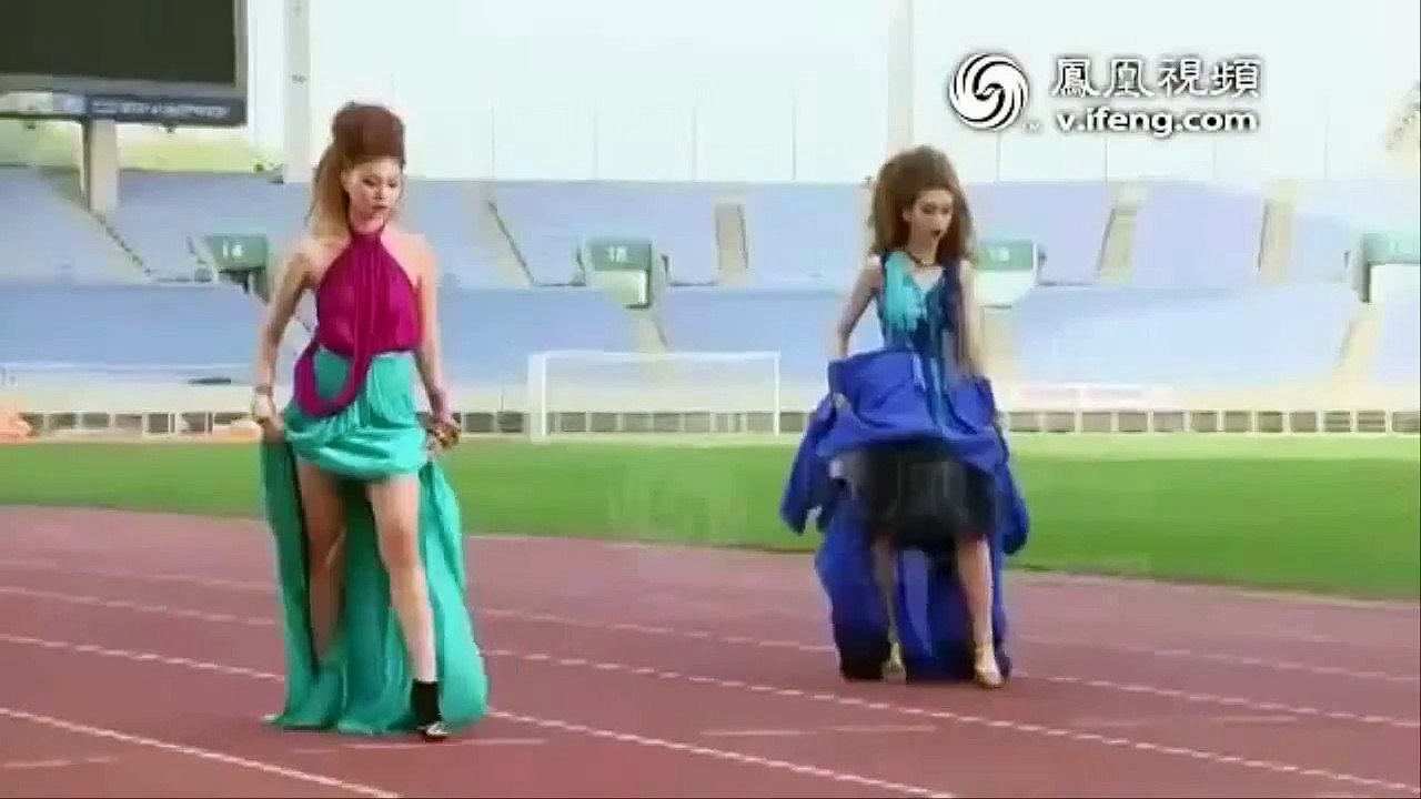 Video clip hài hước nhất- Lộ ngực khi quay quảng cáo