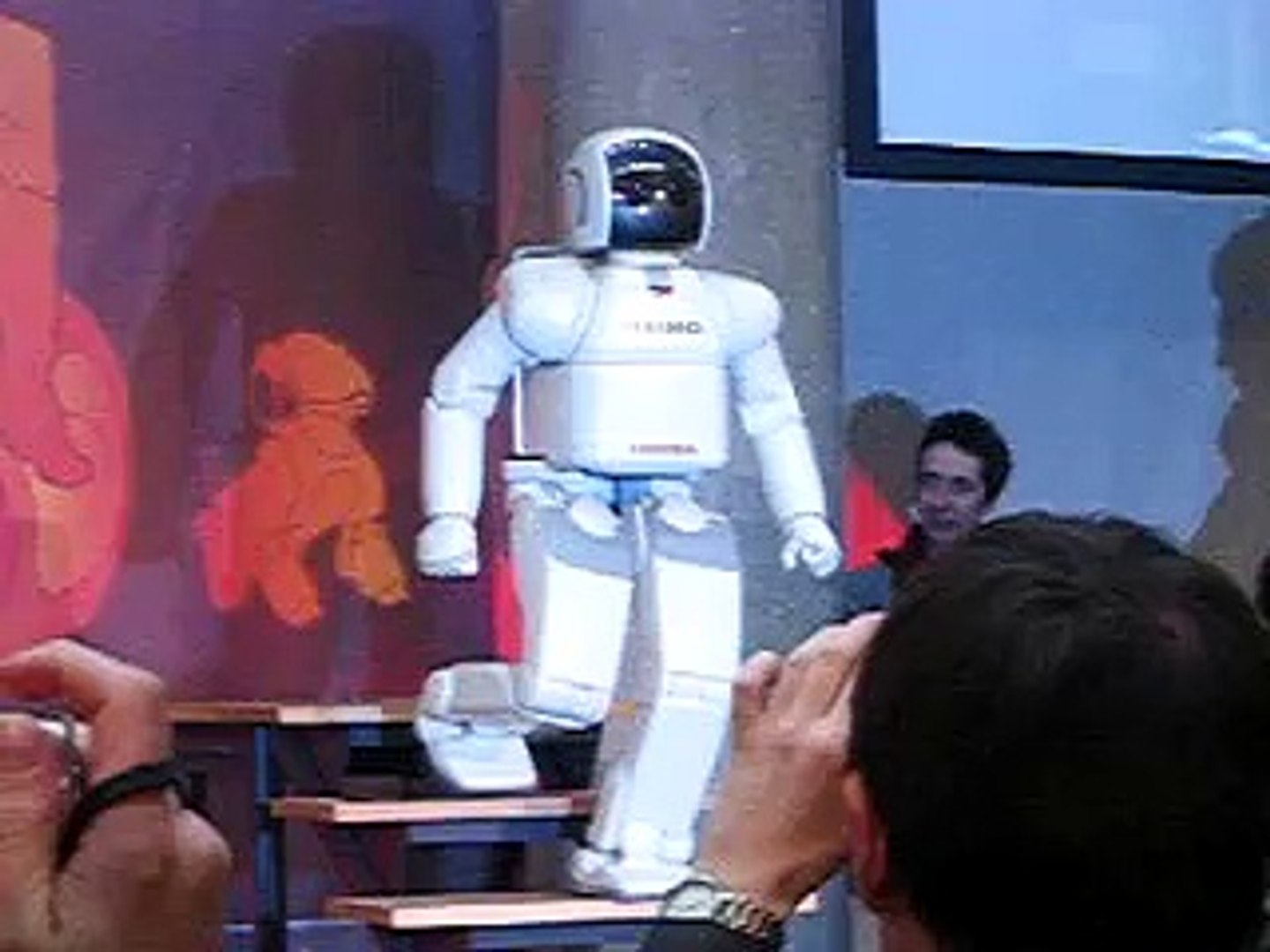 Asimo climbing down steps