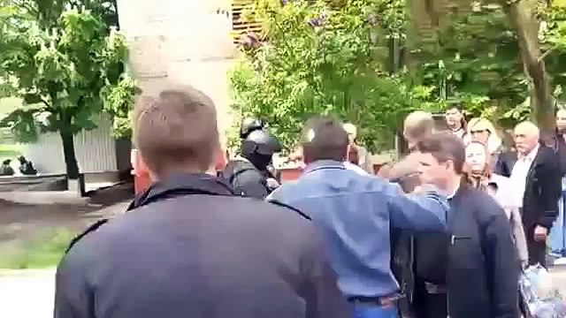 Безоружные жители Краматорска вышли против карательной армии.