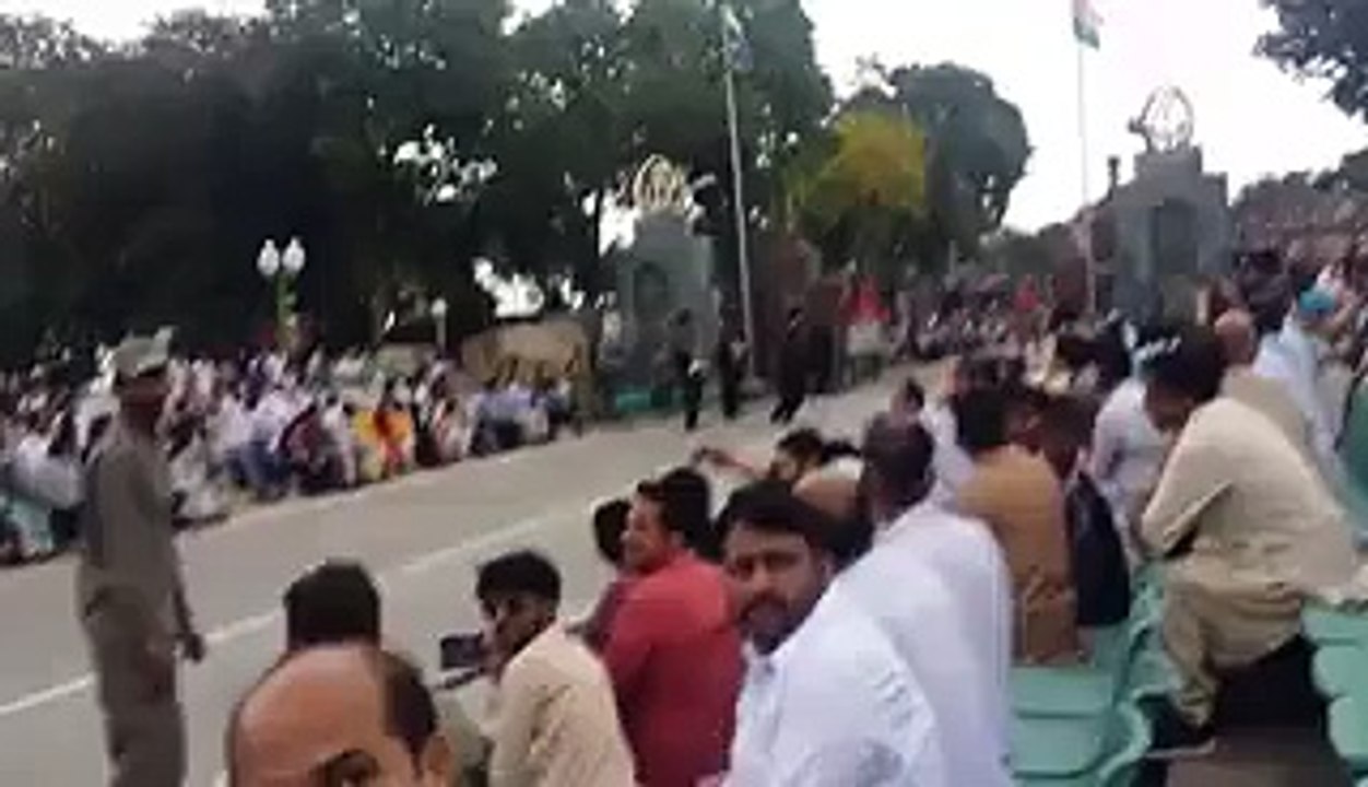 Pakistanis Making Fun of Indians on Wahga Border