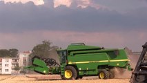 Mähdrescher John Deere 2264 - Schnelle Ernte vor dem Gewitter