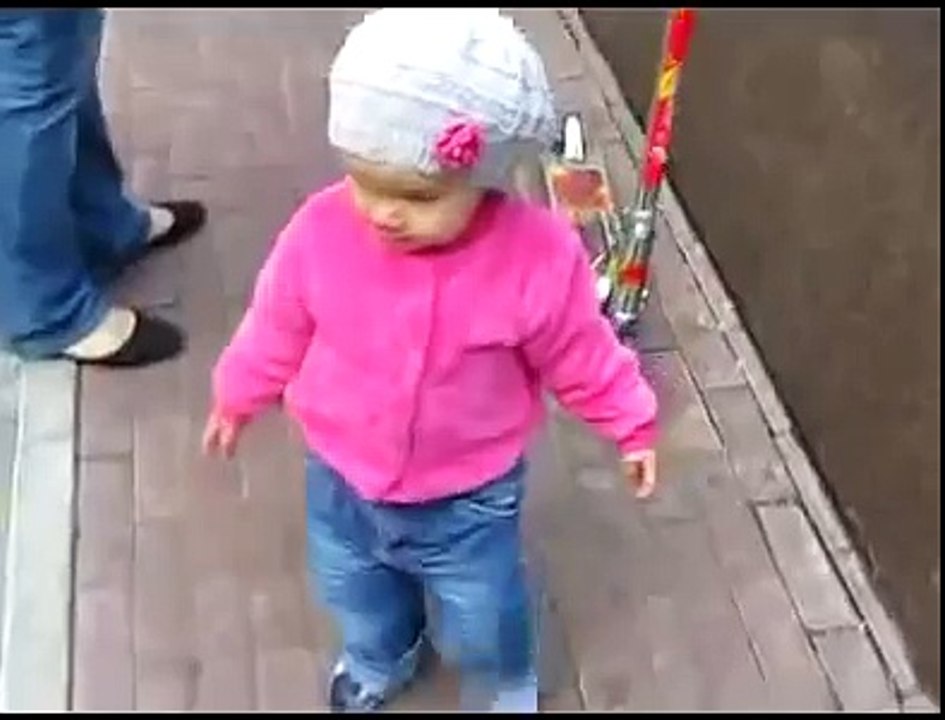 Papa sauve son bébé d'une chute