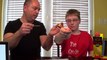 Un gamin de 12 ans et son père mangent la sauce piquante 