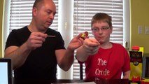 Un gamin de 12 ans et son père mangent la sauce piquante 