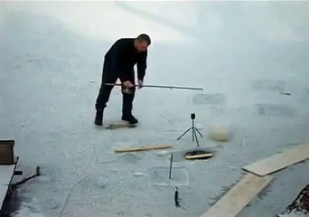 Un poisson joue un mauvais tour à un pêcheur sur glace