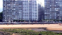 Atardecer en la playa visto desde el paseo del muro de Gijón