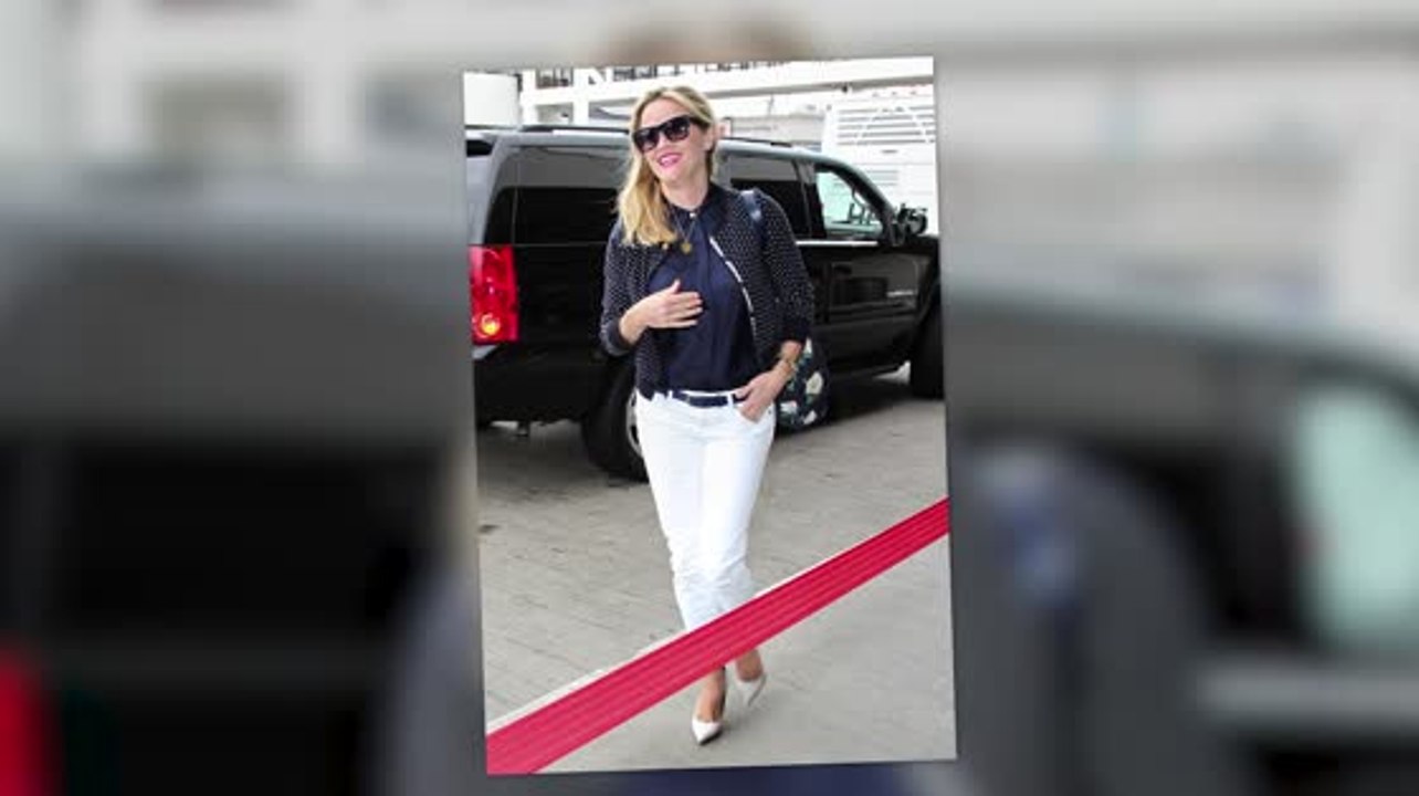 Reese Witherspoon's Flughafen Style