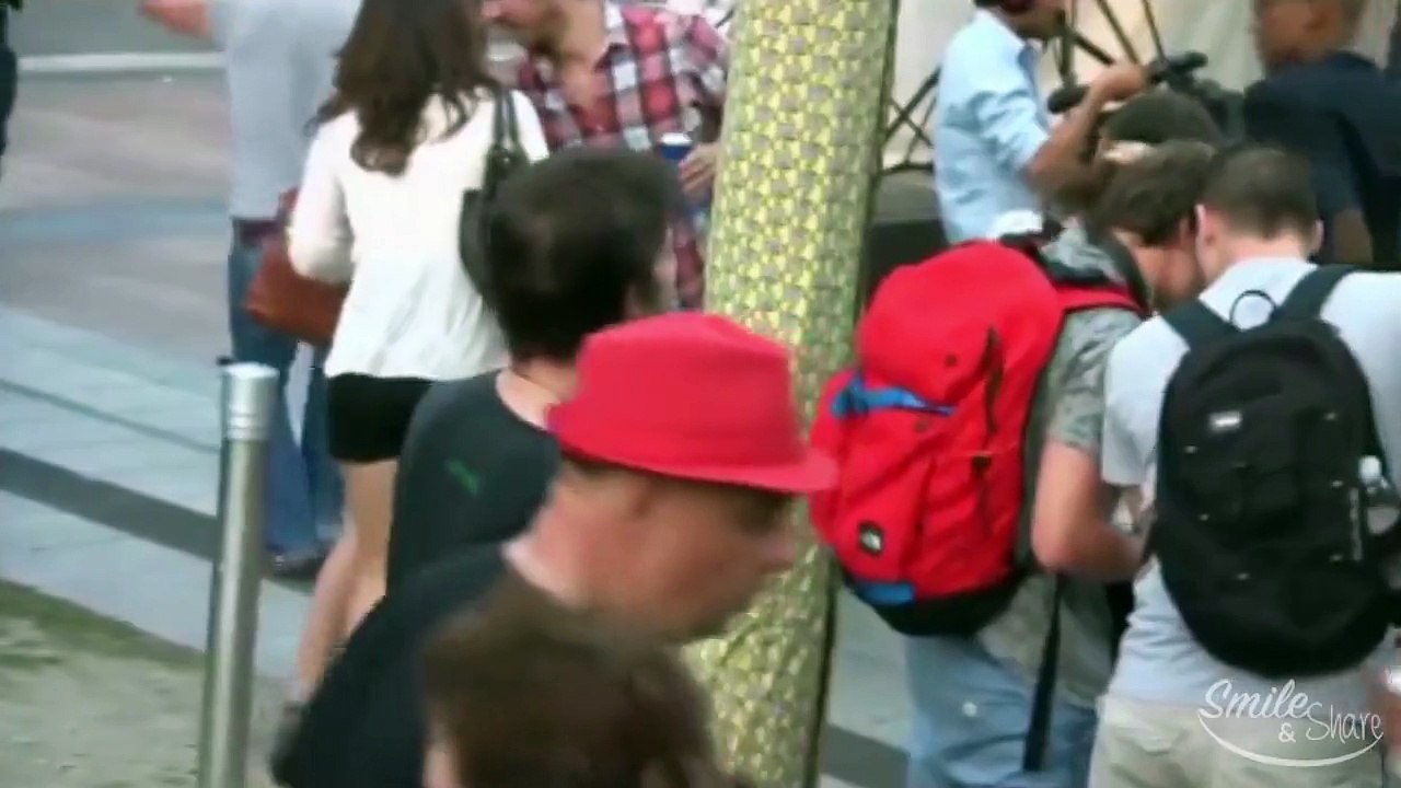 Un Policier se déhanche à Matonge