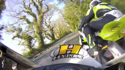 Un pilote en frôle un autre à une vitesse ahurissante lors de la Tourist Trophy