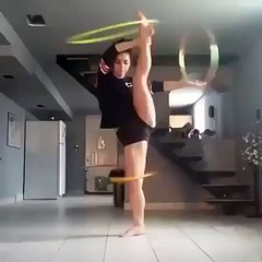 Tre hoola hop in contemopranea in equilibrio su di una gamba... pazzescoi