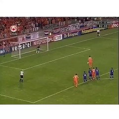 Van Nistelroy se venge après avoir marqué un but !