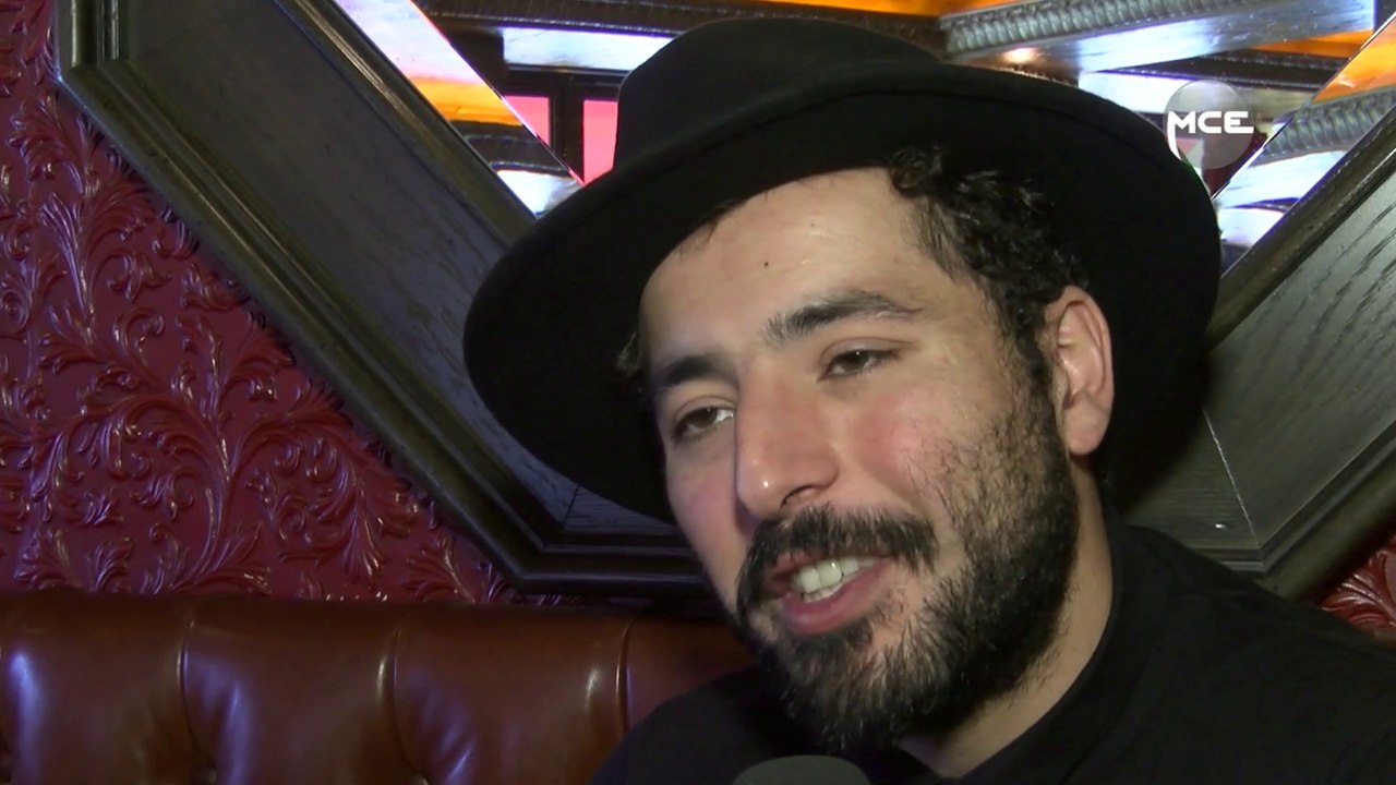 Redouanne Harjane: l'humoriste à la guitare nous parle de son spectacle et du Marrakech du rire