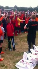 Les enfants chantent pour le sco à la fin du tournoi de Briollay