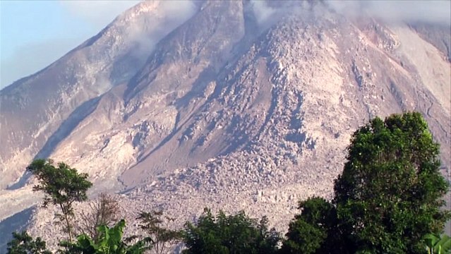 Evacuation des villages autour du volcan Sinabung en Indonésie