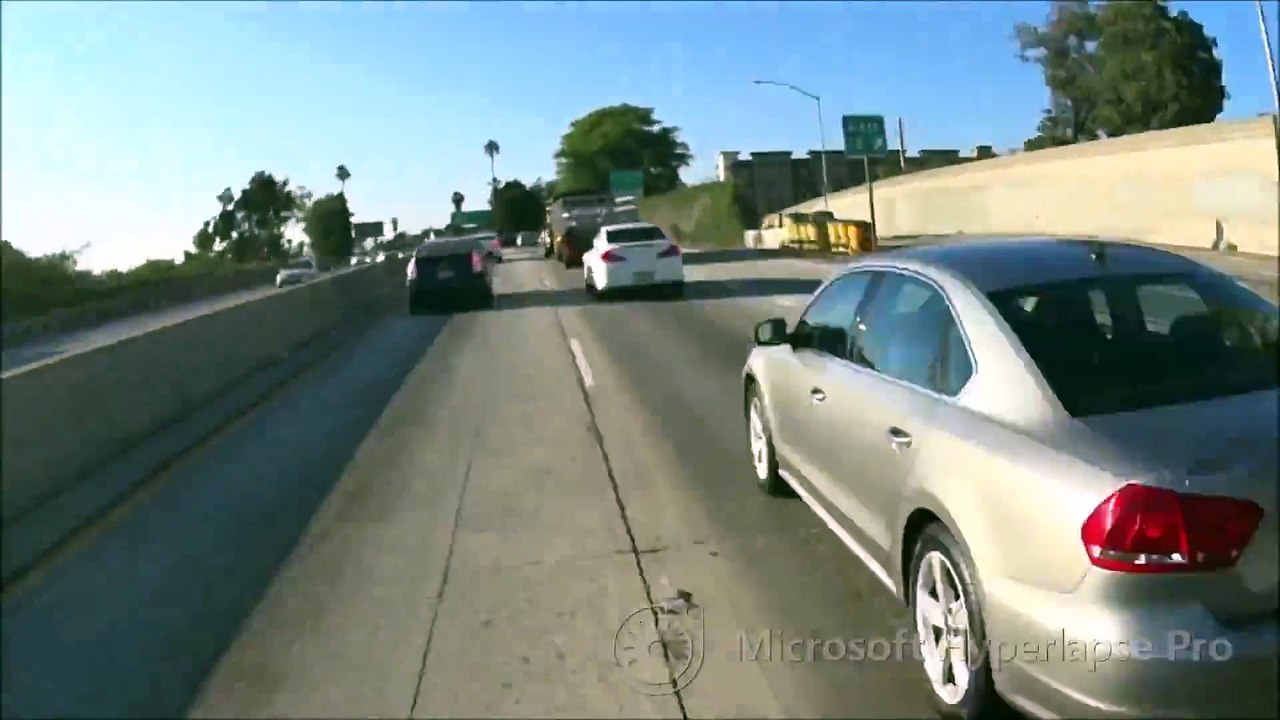 Un motard à travers un bouchon très dense à Los Angeles