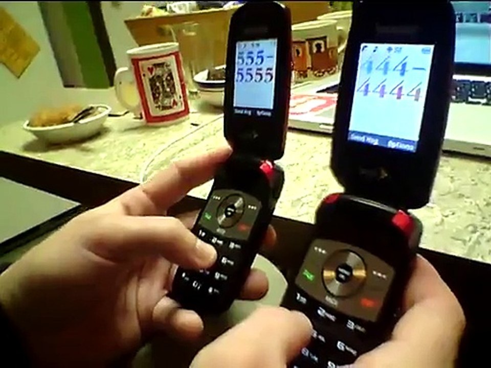 Il joue la chanson chopsticks sur 2 vieux téléphones portables