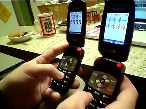 Il joue la chanson chopsticks sur 2 vieux téléphones portables