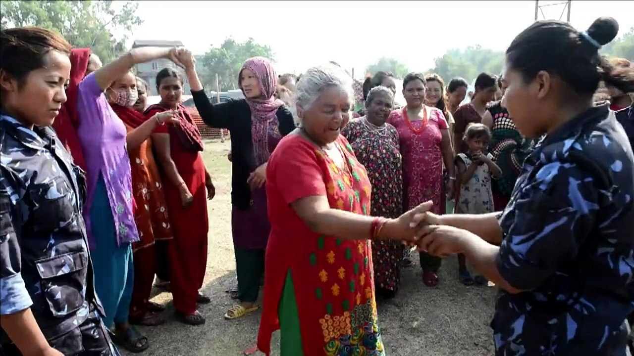 Népal: la police apprend l'autodéfense aux rescapés du séisme