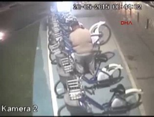 Çevredekilere aldırmadan çaldılar