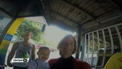 9 aylık bebekleriyle sörf yaptılar