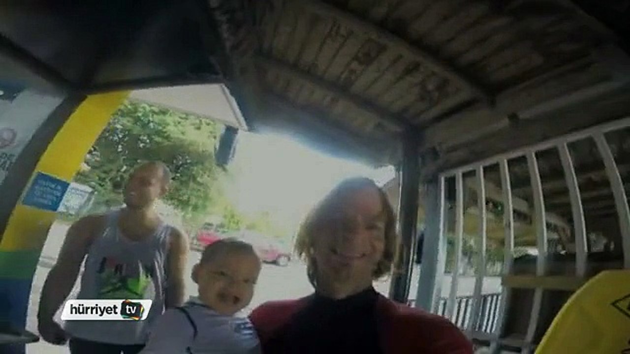 9 aylık bebekleriyle sörf yaptılar