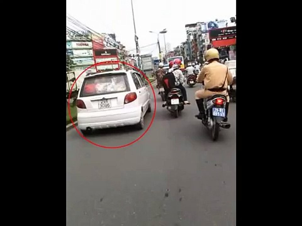 Cảnh Sát Giao Thông đuổi bắt ôtô 'điên' như phim hành động