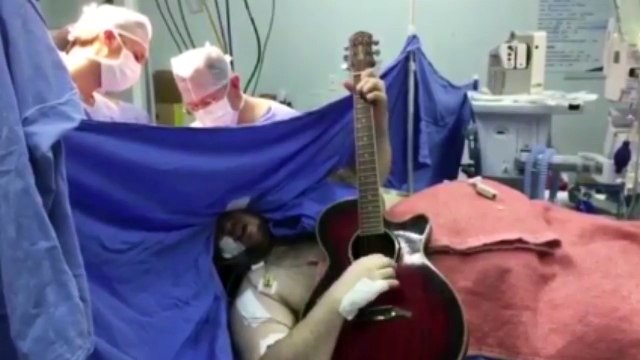Opéré d’une tumeur, il joue de la guitare afin de faciliter la tâche des médecins