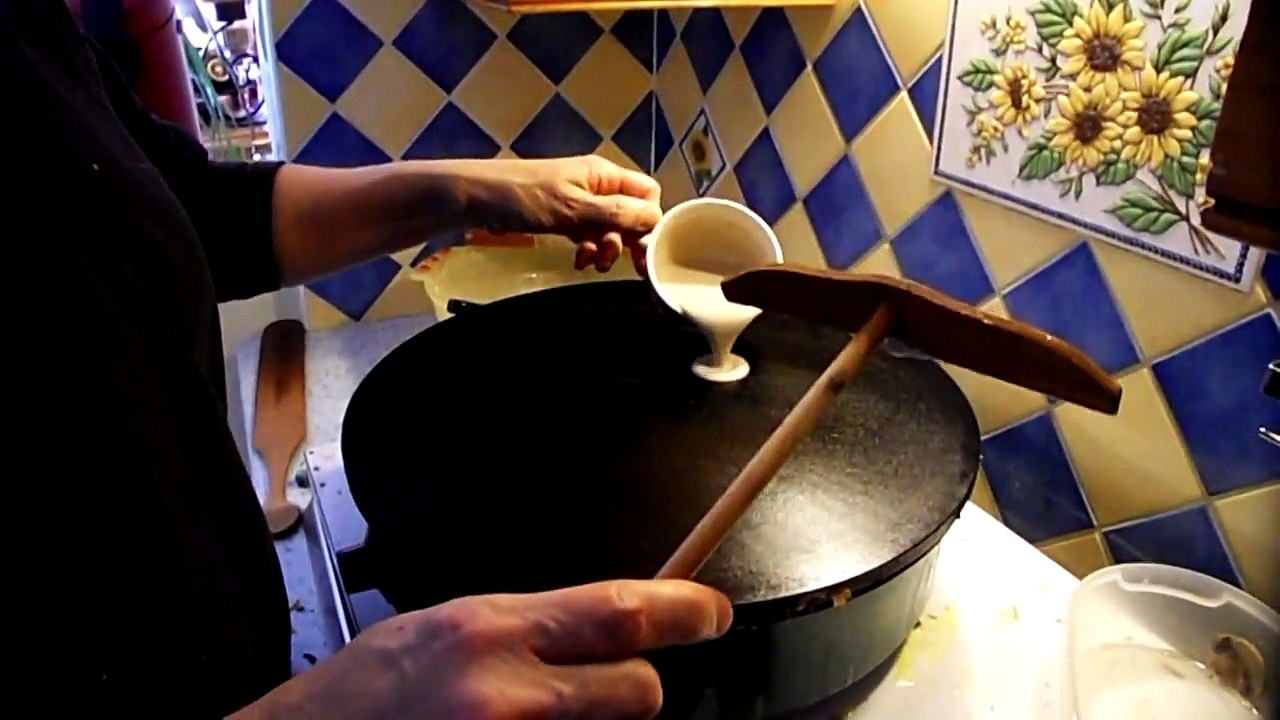 Faire des crêpes - comment étaler la pâte à crêpe sur la krempouz
