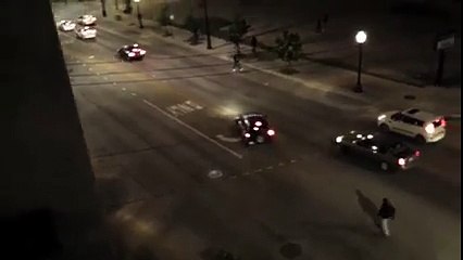 Une scène insolite dans les rues de Chicago, deux gangs se battent à coup de chandelles romaines.
