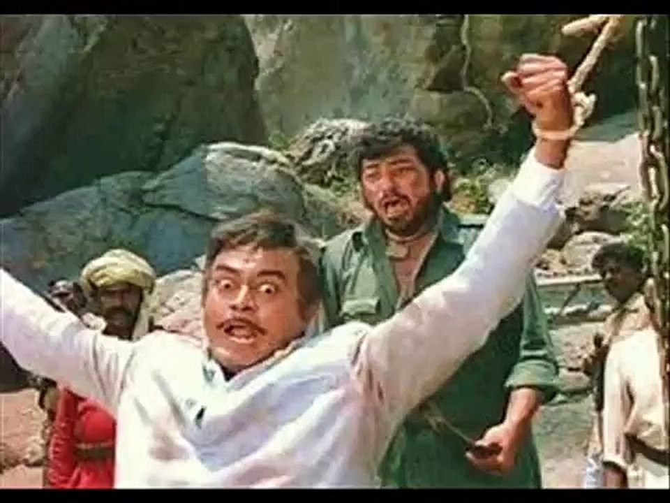 Sholay: Interesting movie  mistakes : Thakur's hands spotted in the climax fight: goofs and bloopers
