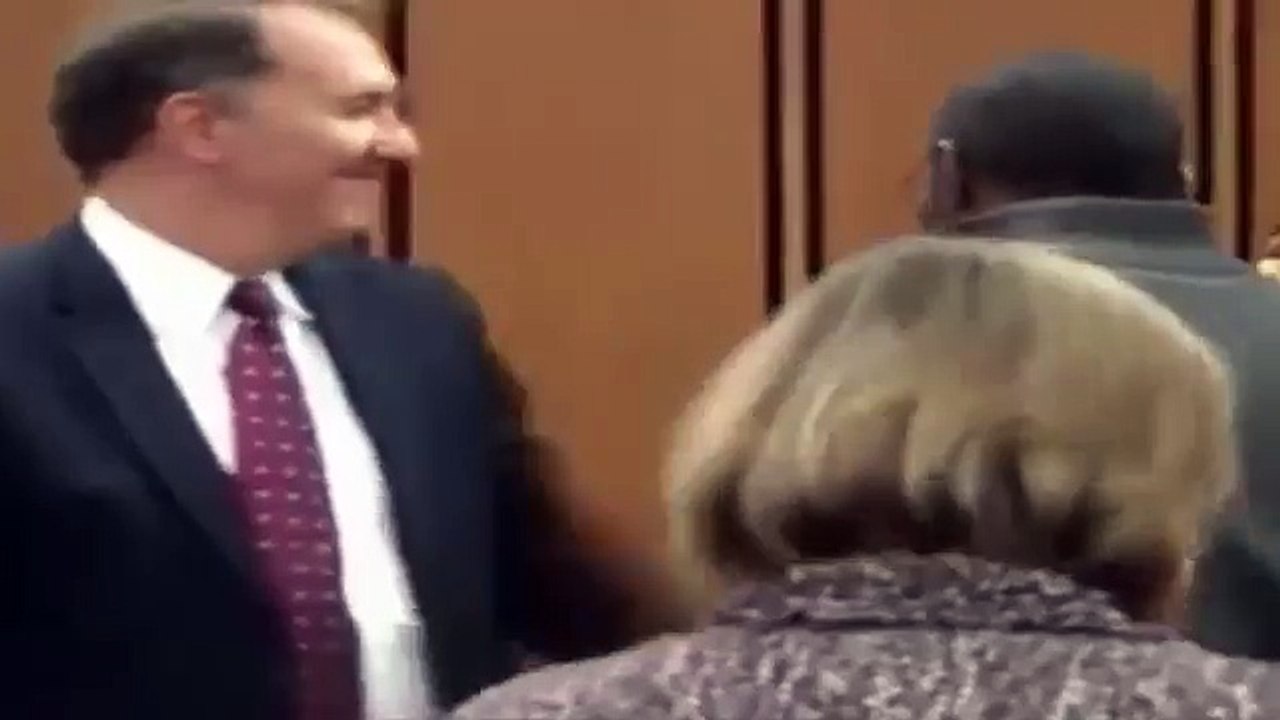 ردة فعل سجين أمريكي لحظة الإفراج عنه بعد 39 عاماً «ظلماً»