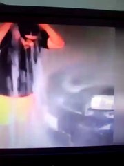 Araba yıkama yerinde mahsur kalan adam :D