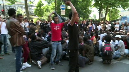 Evacuation de migrants rassemblés devant une église à Paris