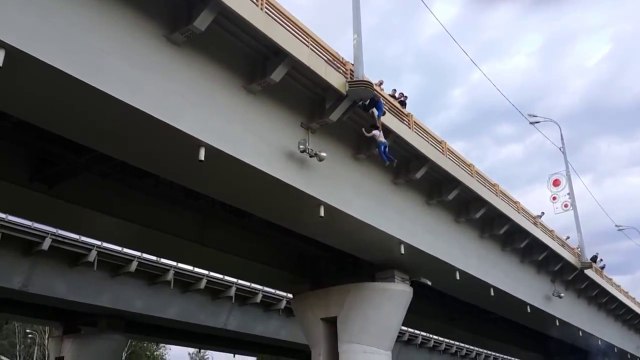 In Kazan woman suicide bomber jumped from the bridge. It does not help even a cube of life/В Казани девушка-самоубийца прыгнула с моста. Не помог даже куб жизни