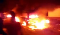 عاجل الأن :o : فيديو مباشر من دوز الان .. حرق مركز الشرطة و انسحاب الامن كليا من المدينة :o