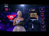 Филипп Киркоров вручает приз Розе Рымбаевой на премии Муз-ТВ 2015
