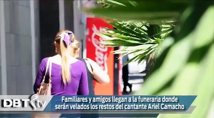 Amigos y familiares llegan al funeral de Ariel Camacho