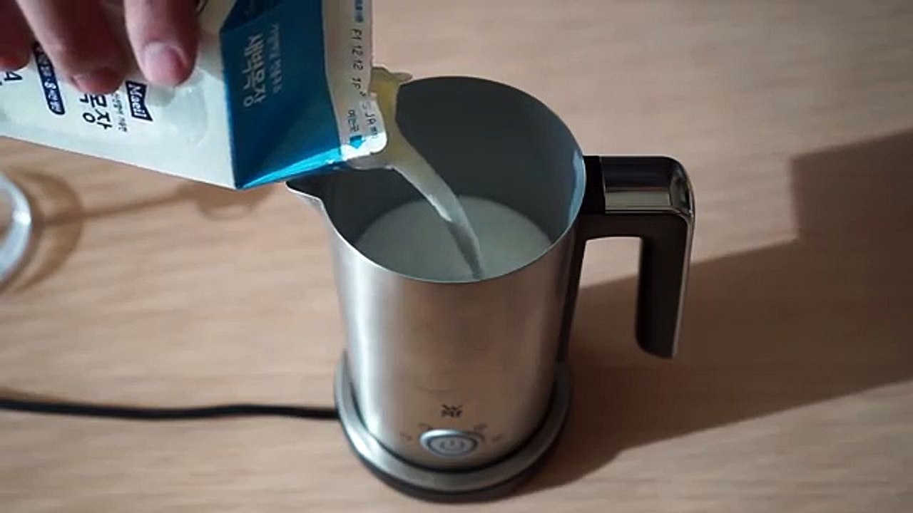 Making a latte with The WMF LINEO milk frother