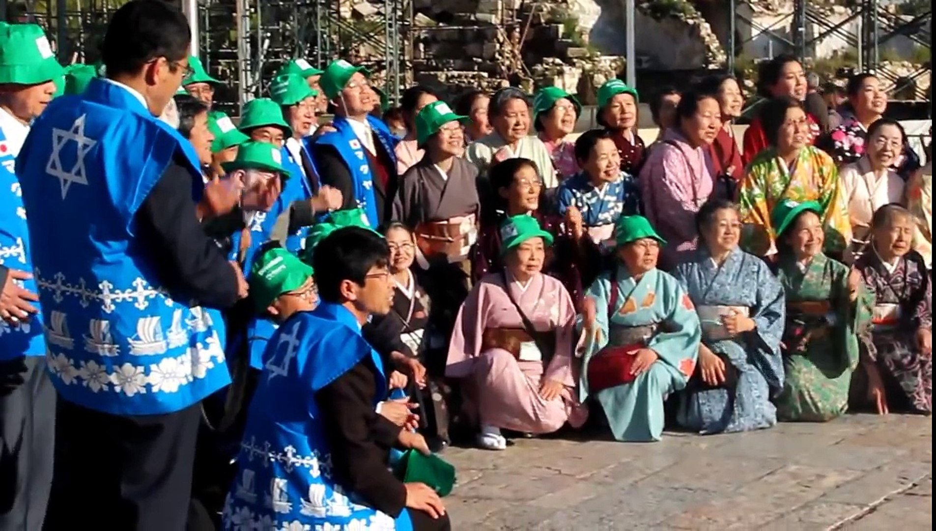 ⁣Japanese sing at the Wailing Wall in Jerusalem, an hebrew song