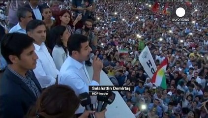 Турция: на митинге прокурдской партии прогремели два взрыва