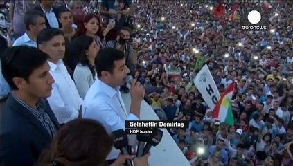 Turquie : deux explosions mortelles à un meeting kurde à la veille des législatives
