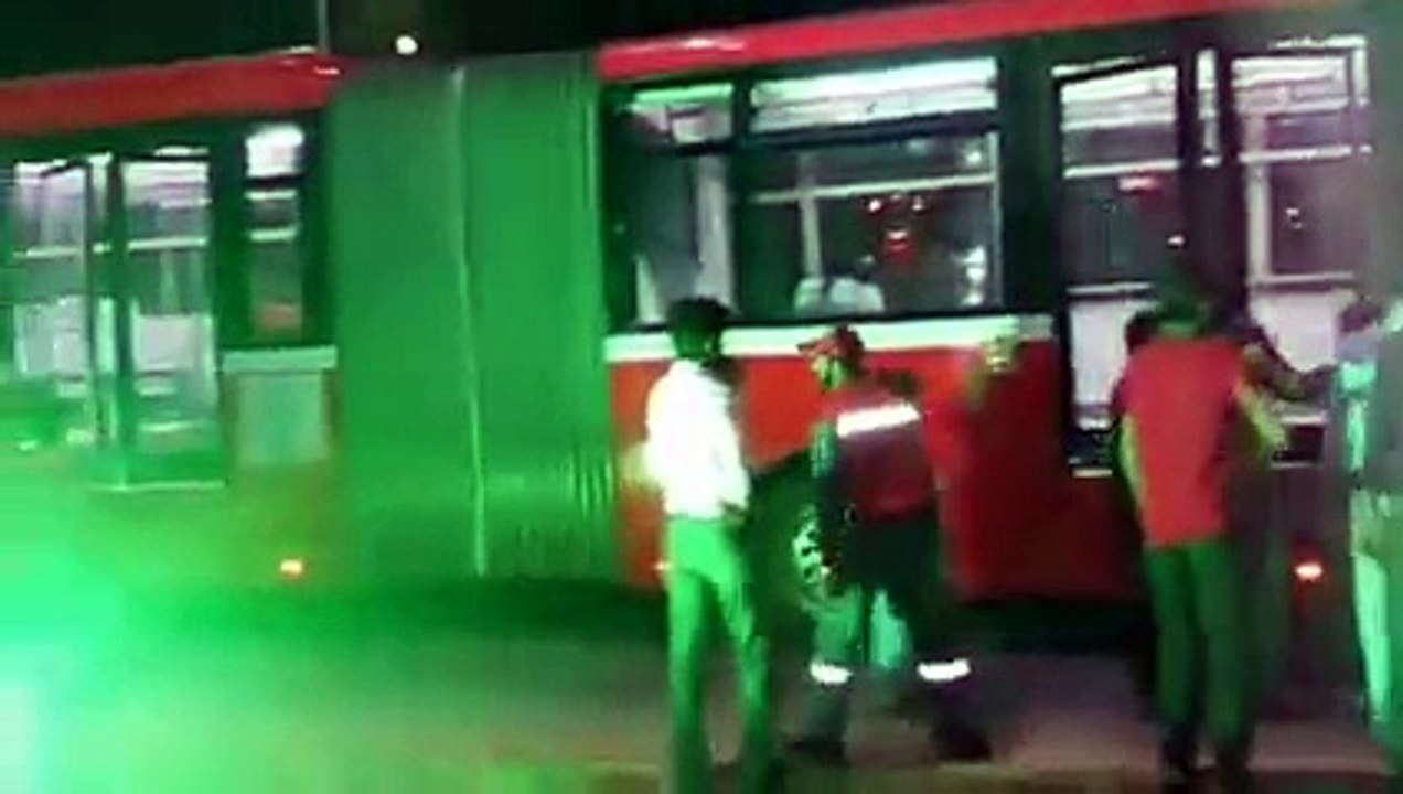 Dekhiye Hamarai Awam Metro Ke Liye Kis Tarah Pag'al Ho Rahi Hai?