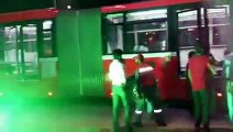 Dekhiye Hamarai Awam Metro Ke Liye Kis Tarah Pag’al Ho Rahi Hai-
