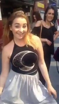 Montre-moi ton meilleur pas de danse : des passants improvisent dans la rue