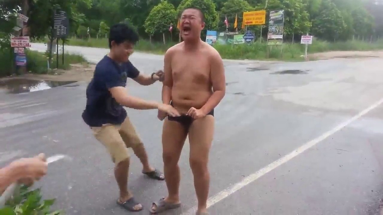 Il met des fourmis rouges dans son slip