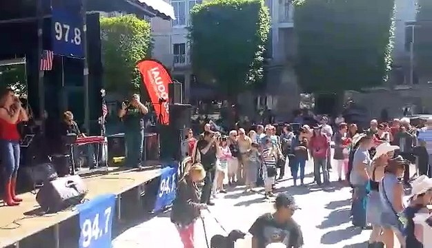 6 juin 2015 : flashmob de danse country sur la place d'Armes de Douai