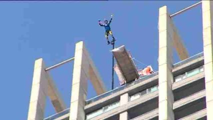 Saltan al vacío desde 160 metros en el hotel más alto de España